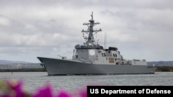 8일 환태평양훈련(RIMPAC)의 전력 통합 단계를 시작하기 위해 하와이 진주만-히캄 합동기지에서 출항하고 있는 한국 해군의 율곡이이(DDG 992) 이지스 구축함.