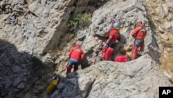 Članovi spasilačke misije kod pećine
