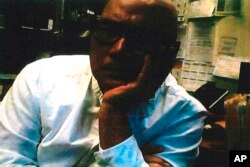 Alexander Yuk Ching Ma, dalam tangkapan layar dari video yang diambil oleh seorang karyawan penyamaran FBI pada Januari 2019 selama pertemuan dengan Ma. (U.S. Justice Department via AP)