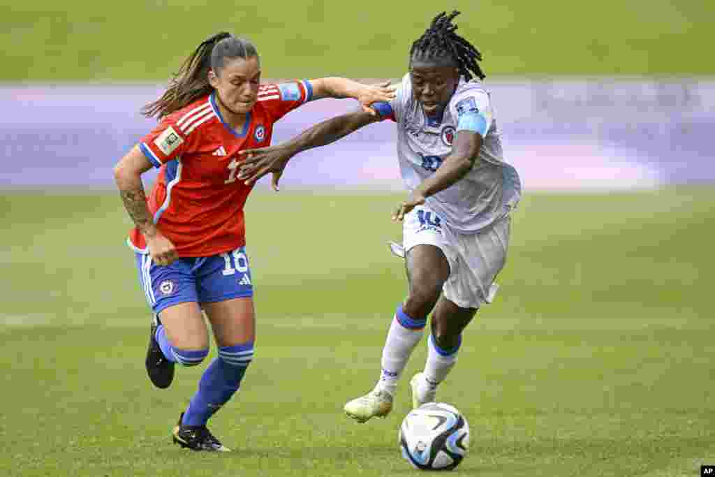 Jwez Chilyen Isidora Olave (a goch) ak Nerilia Mondesir pandan match kalifikasyon pou Mondyal la nan Auckland, Nouvel Zeland, 22 Fevriye, 2023.