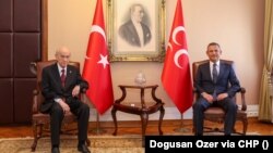 Serokê MHP Devlet Bahçelî û Serokê CHP Ozgur Ozel