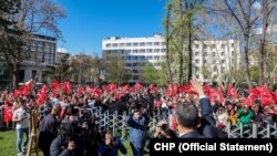 Cumhuriyet Halk Partililer Yüksek Seçim Kurulu önünde toplandılar