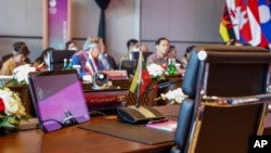 Meja yang disediakan untuk delegasi Myanmar dibiarkan kosong saat Pertemuan Menteri Luar Negeri Perhimpunan Bangsa-Bangsa Asia Tenggara (ASEAN) jelang KTT ASEAN ke-42 di Labuan Bajo, Nusa Tenggara Timur, 9 Mei 2023. (Foto: via AP)