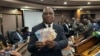 John Mushayavanhu, the new governor or the Reserve Bank of Zimbabwe, displays new banknotes of the country's currency to reporters, in Harare, April 5, 2024. (Columbus Mavhunga/VOA)