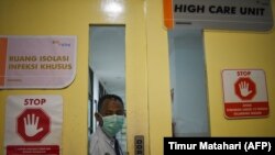 Seorang satpam berjaga di bangsal perawatan intensif di Rumah Sakit Hasan Sadikin, Bandung, 27 Januari 2020. (Foto: Timur Matahari/AFP)