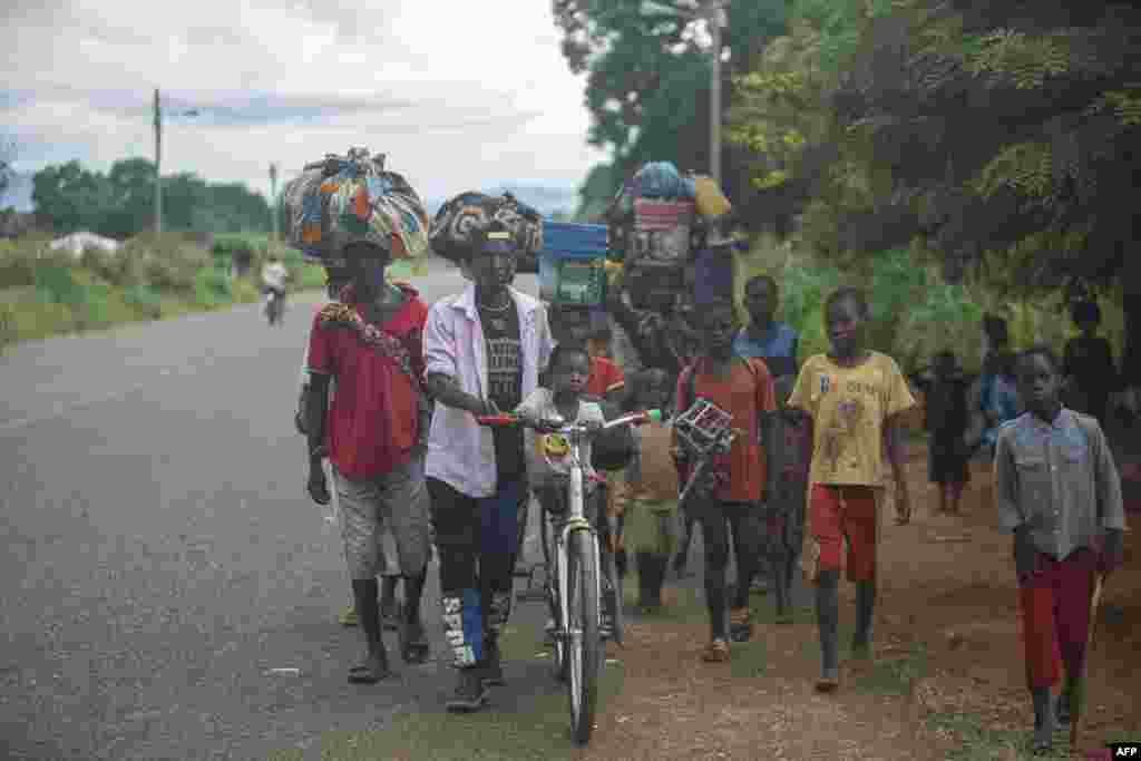 Pessoas deslocadas da província de Cabo Delgado caminham pelas ruas de Namapa, distrito de Erati, em Nampula, Moçambique, a 27 de fevereiro de 2024.