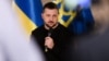 Presiden Ukraina Volodymyr Zelenskyy bertemu dengan awak media di Riga, Latvia, 11 January 2024. (Foto: Gints Ivuskans/AFP)