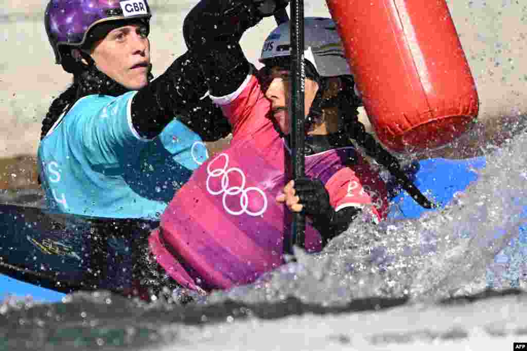 Australia's Noemie Fox (R) competes against Britain's Kimberley Woods in the women's kayak cross final of the canoe slalom competition at Vaires-sur-Marne Nautical Stadium in Vaires-sur-Marne during the Paris 2024 Olympic Games.