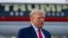 Mantan Presiden AS Donald Trump berbicara dengan wartawan sebelum ia berangkat meninggalkan Bandara Internasional Hartsfield-Jackson Atlanta pada 24 Agustus 2023. (Foto: AP/Alex Brandon)