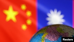 Sebuah bola dunia terlihat di depan bendera China dan Taiwan dalam ilustrasi ini, 6 Agustus 2022. (Foto: Dado Ruvic/Reuters)