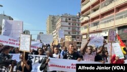 Protesto de centenas contra aumento das tarifas da telefonia móvel, com destaque para a Internet, Maputo, Moçambique, 18 maio 2024