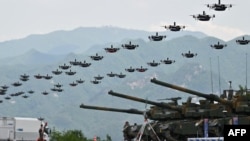 資料照片：2023年5月25日，南韓軍用無人機在韓美聯合軍演期間編隊飛行。（法新社照片）