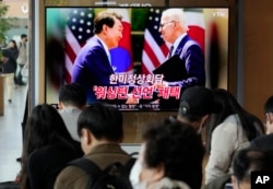 지난달 27일 한국 서울역에 설치된 TV에서 미한 정상회담 관련 보도가 나오고 있다.