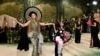 Harris Reed (kiri) dan Demi Moore menghadiri pembukaan pameran "Sleeping Beauties: Reawakening Fashion", acara amal yang diselenggarakan oleh The Metropolitan Museum of Art's Costume Institute, New York, 6 Mei 2024.