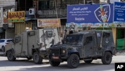 Machin blende lame Izrayelyen nan pandan yon operasyon milite nan kan refije Balata a nan Sisjodani, 21 Nov. 2023.