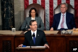Presiden Israel Isaac Herzog berpidato pada sidang gabungan Kongres, Rabu, 19 Juli 2023, di Capitol di Washington, disaksikan oleh Wakil Presiden Kamala Harris dan Ketua DPR Kevin McCarthy dari California. (AP/Jacquelyn Martin)