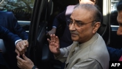 Mantan presiden Pakistan Asif Ali Zardari tiba di pengadilan untuk menghadiri sidang kasus pencucian uang di Karachi pada 23 Januari 2019. (Foto: AFP)