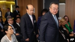 中共中央對外聯絡部部長劉建超（前）與中國駐澳洲大使肖千走入雪梨科技大學的會場發表演說。(美聯社2023年11月28日)