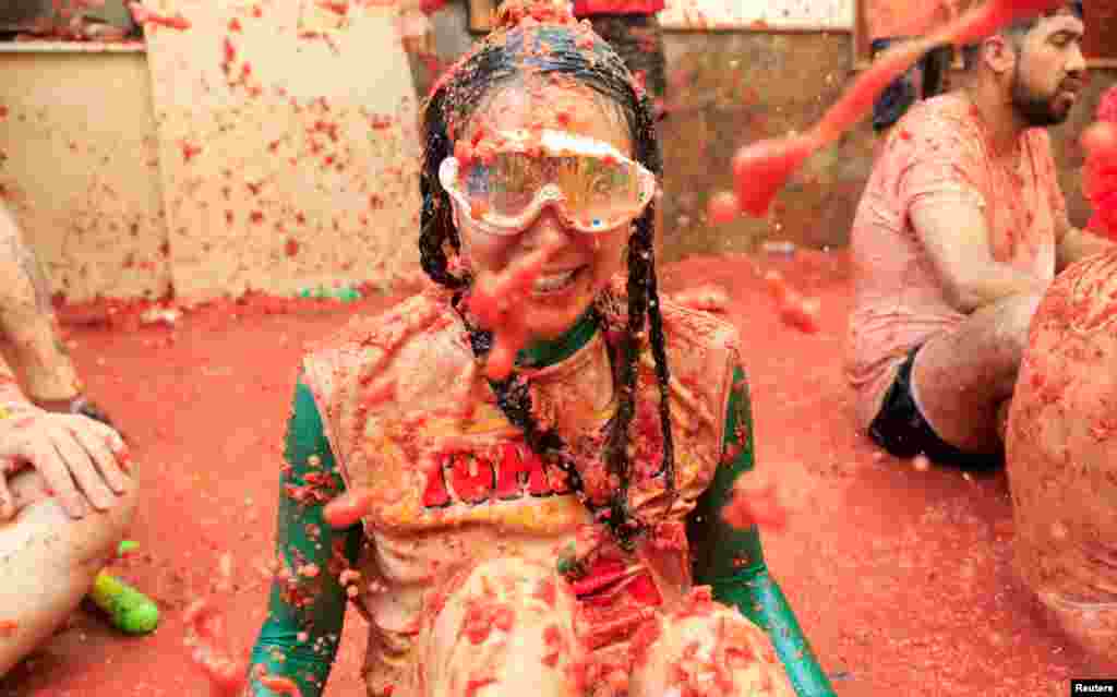 Participante coberta de polpa de tomate durante o festival anual de luta de comida “La Tomatina” em Bunol, perto de Valência, Espanha, 28 de agosto de 2024.