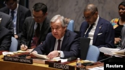 Sekretaris Jenderal PBB Antonio Guterres berbicara dalam sidang Dewan Keamanan PBB yang membahas krisis kemanusiaan di Gaza, di tengah konflik antara Israel dan Hamas di markas PBB, Jumat, 8 Desember 2023. (Foto: REUTERS/Shannon Stapleton)