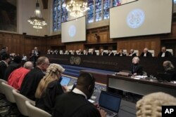 Hakim dan pihak-pihak terkait duduk dalam sidang di Mahkamah Internasional membahas tuduhan genosida Israel di Gaza, yang dilangsungkan di Den Haag, Belanda (foto: dok).