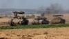 Kendaraan militer Israel bermanuver di dekat perbatasan Israel setelah meninggalkan Gaza, selama gencatan senjata sementara antara Hamas dan Israel, di Israel, 24 November 2023. (Foto: REUTERS/Amir Cohen)
