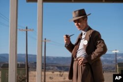 Salah satu adegan dalam film epik yang menggambarkan ilmuwan pencipta bom atom saat Perang Dunia II, J. Robert Oppenheimer.