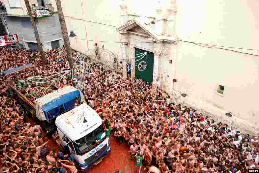 Participantes assistem ao festival anual de luta de comida “La Tomatina” em Bunol, perto de Valência, Espanha, 28 de agosto de 2024
