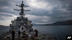 Kapal perusak AS "USS Carney" berhasil menembak beberapa drone dari milisi Houthi Yaman di Laut Merah (foto: dok). 