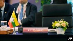 အင်ဒိုနီးရှားနိုင်ငံ ဂျာကာတာမြို့မှာကျင်းပတဲ့ အာဆီယံနိုင်ငံခြာရေးဝန်ကြီးများအစည်းအဝေးပွဲအတွင်း ကိုယ်စားပြုတက်ရောက်ခြင်းမရှိတဲ့ မြန်မာနိုင်ငံအတွက် ထိုင်ခုံလွတ်ကိုတွေ့ရစဉ် (ဇူလိုင် ၁၁၊ ၂၀၂၃)