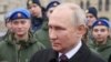 Presiden Rusia berbicara dengan para kadet di Red Square, Moskow, pada Hari Persatuan nasional pada 4 November 2023. (Foto: Mikhail Metzel, Sputnik, Kremlin Pool Photo via AP)
