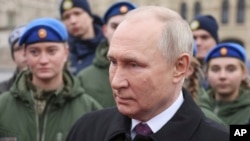 Presiden Rusia berbicara dengan para kadet di Red Square, Moskow, pada Hari Persatuan nasional pada 4 November 2023. (Foto: Mikhail Metzel, Sputnik, Kremlin Pool Photo via AP)