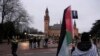 Seorang pengunjuk rasa berdiri di luar Mahkamah Internasional (ICJ) sebelum sidang di Den Haag, Belanda, Jumat, 12 Januari 2024. Pertarungan hukum mengenai apakah perang Israel melawan Hamas di Gaza merupakan genosida dibuka pada Kamis di Pengadilan Dunia. (AP/Patrick Post)