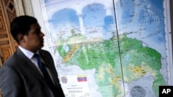Peta Venezuela yang baru yang mencakup wilayah Essequibo ditampilkan di kantor Kementerian Luar Negeri di Caracas, Venezuela, pada 11 Desember 2023. (Foto: AP/matias Delacroix)