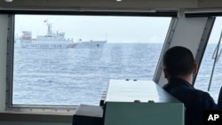 中國海警船在菲律賓近海的第二托馬斯海灘（仁愛礁）海域阻止菲律賓海岸警衛隊巡邏船。 （資料照， 2023年10月4日）
