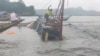Seorang pria berdiri di atas kapal penumpang yang terbalik di Binangonan, provinsi Rizal, Filipina, 27 Juli 2023. (Philippine Coast Guard-videograb/Handout via REUTERS)