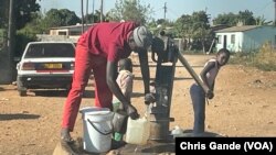 Residents of Sizinda, urban Bulawayo, Zimbabwe, fetching water from a borehole. (Umfanekiso: Chris Gande)