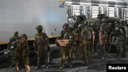 Pejuang kelompok tentara bayaran swasta Wagner menarik diri dari markas Distrik Militer Selatan untuk kembali ke pangkalan, di kota Rostov-on-Don, Rusia, 24 Juni 2023.