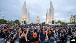 Pendukung Partai Maju berkumpul di Monumen Demokrasi saat unjuk rasa di Bangkok, Thailand, 19 Juli 2023. (Foto: AP)