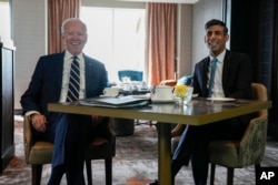 Presiden Joe Biden bertemu dengan Perdana Menteri Inggris Rishi Sunak, 12 April 2023, di Belfast, Irlandia Utara. (Foto: AP)