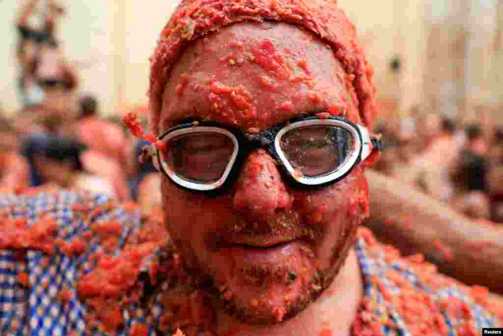 Participante coberto de polpa de tomate durante o festival anual de luta de comida “La Tomatina” em Bunol, perto de Valência, Espanha, 28 de agosto de 2024.