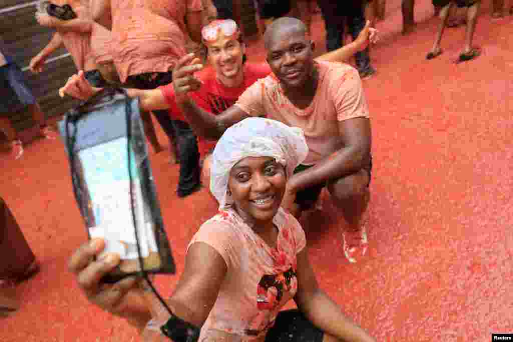 Foliões tiram uma selfie durante o festival “La Tomatina” em Bunol, perto de Valência, Espanha, 28 de agosto de 2024. 
