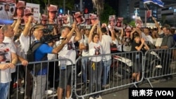 人質家屬和群眾在國防部營區門口前抗議。（賴素芬拍攝）