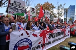 Manifestan kenbe yon bannye ki di nan lang Tik: "Non a Jenosid" pandan yon manifestasyon pwo-Palestinyen devan anbasad Ameriken Ankara a, 6 Novanm 2023.