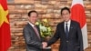 2023年11月27日，越南国家主席武文赏（左）和日本首相岸田文雄在日本东京首相官邸会面。
（美联社图片）
