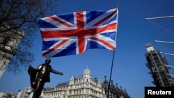 Bendera Inggris berkibar di Parliament Square, London, 29 Maret 2019. (Foto: Reuters)
