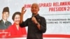 Calon presiden untuk periode 2024-2029 dari PDIP, Ganjar Pranowo (tengah) menghadiri acara peresmian rumah pemenangan relawan Ganjar Pranowo pada Kamis (1/6) di Jakarta.