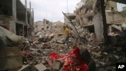 Palestinyen enspekte debri kan refije fanmi Abu Helal la nan Rafa, Gaza, Lendi 9 Oktob, 2023. 