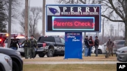 Anggota kepolisian tiba di SMA Perry di Perry, Iowa, pada 4 Januari 2024, setelah insiden penembakan dilaporkan berlangsung di sekolah tersebut. (Foto: AP/Andrew Harnik)