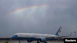 美國財長耶倫乘飛機降落北京首都國際機場，天空出現一道彩虹。。 （2023年7月6日）